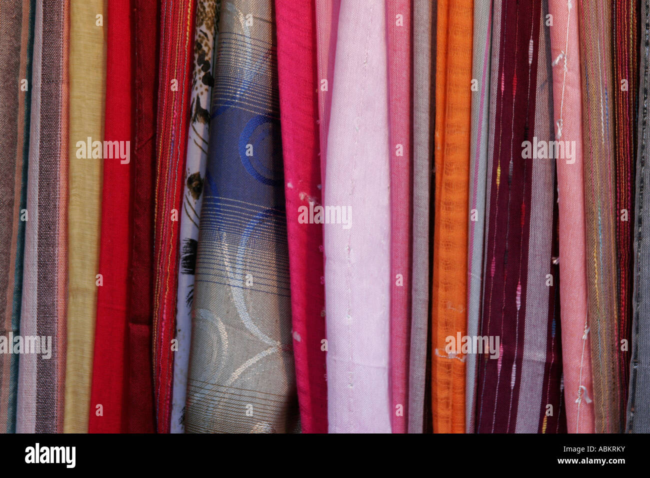 Los mantones y la pashmina en venta a puesto en el mercado de Singapur, la  Calle Árabe Fotografía de stock - Alamy