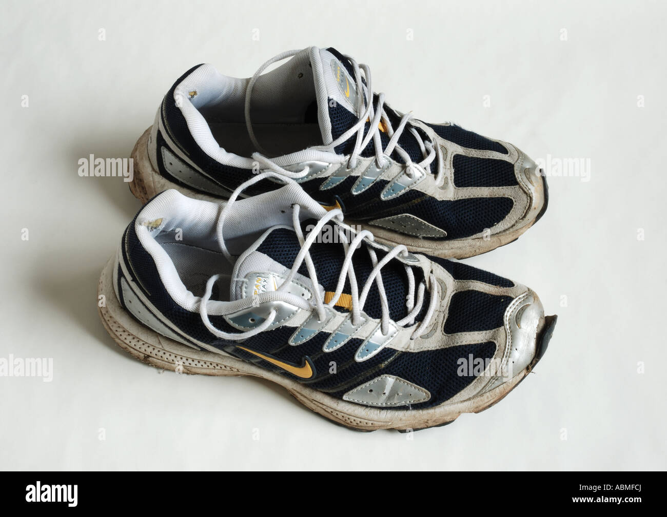 Un viejo par de zapatos Nike Running Fotografía de stock - Alamy