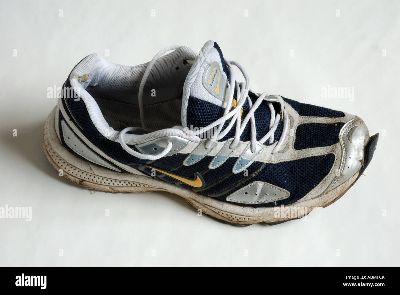 Una vieja zapatilla Nike Fotografía de stock - Alamy