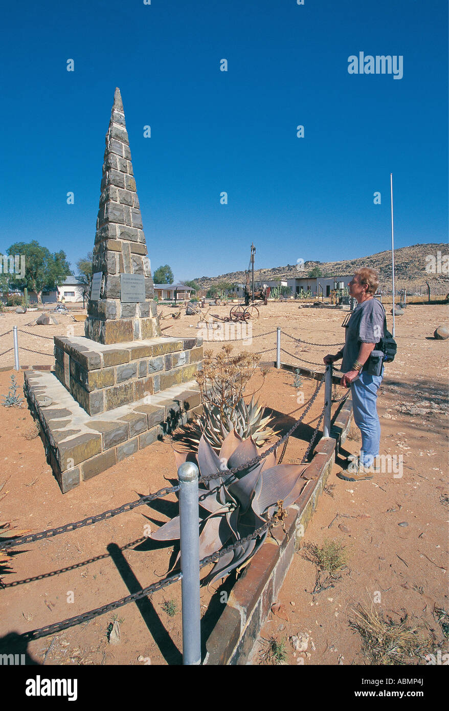Monumento a los agricultores pioneros de la zona al aire libre Museo Agrícola de Helmeringhausen Namibia Foto de stock