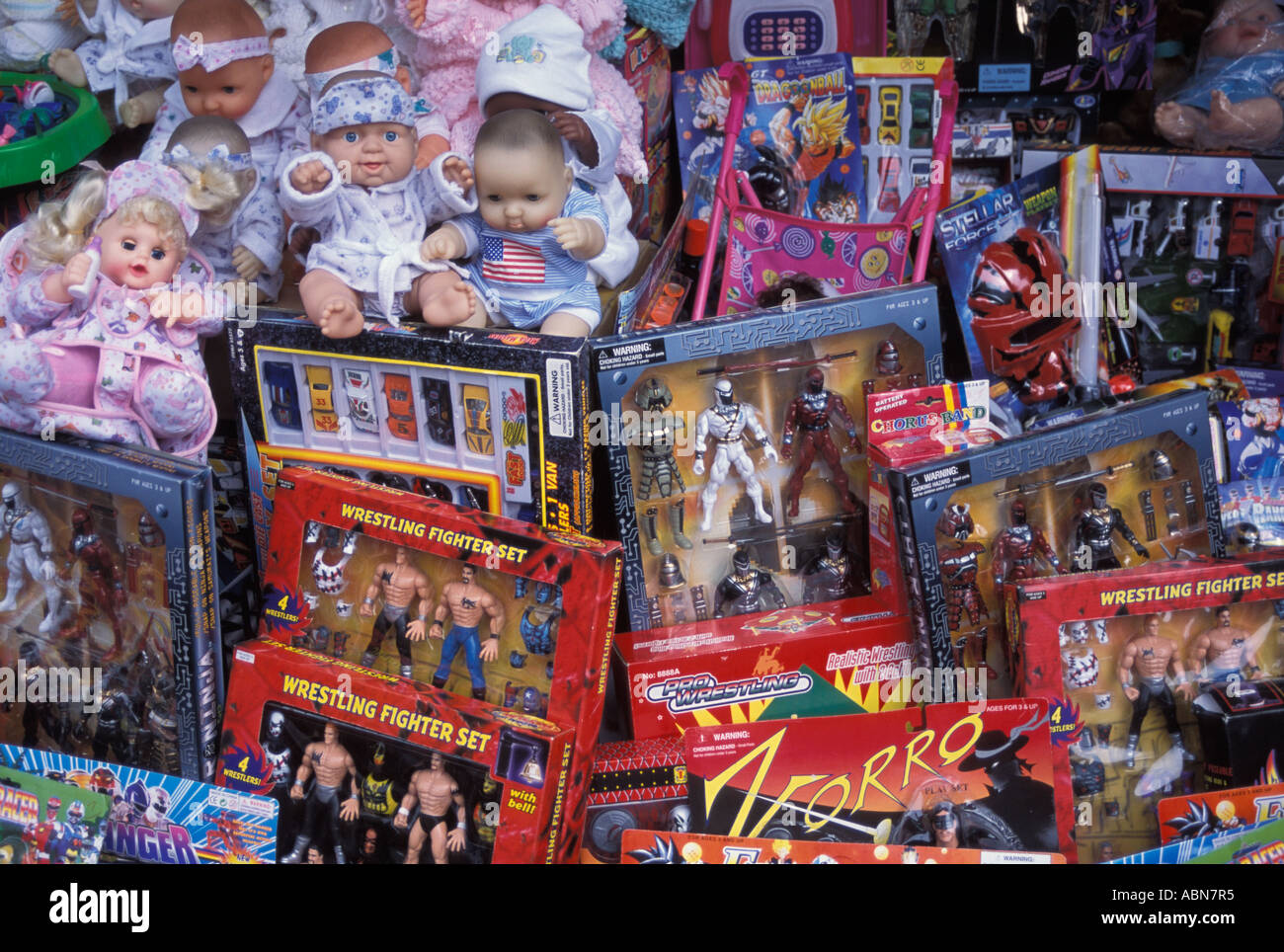 Venta de muñecas de Broadway, el centro de Los Angeles, California, Estados  Unidos de América Fotografía de stock - Alamy