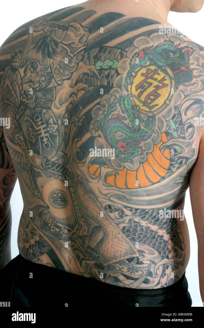 homme retirant le film de protection d'un tatouage fraîchement incrusté  Photo Stock - Alamy