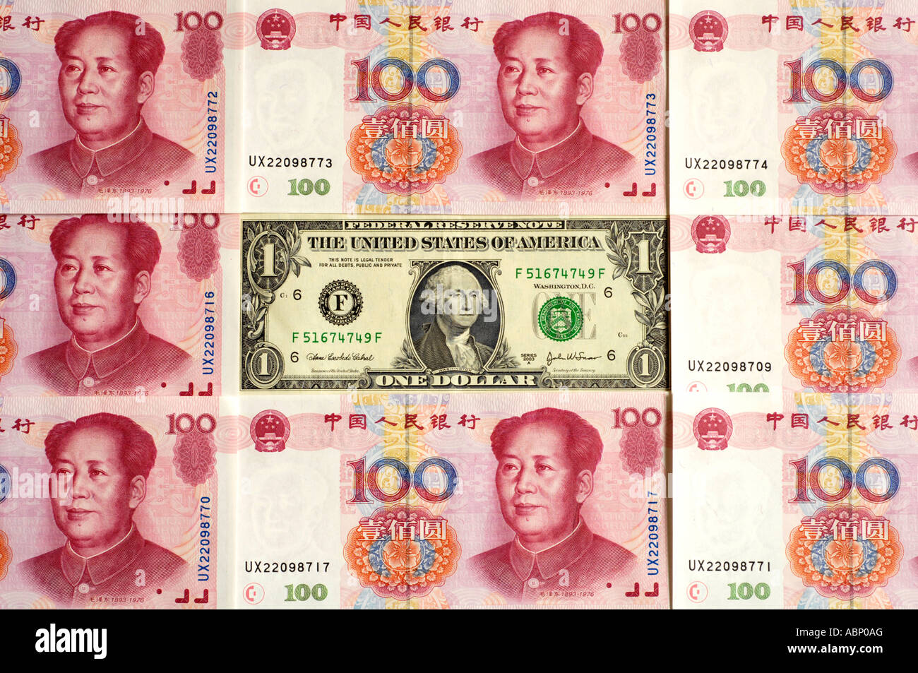US Dollar rodeado por renminbi chino Foto de stock
