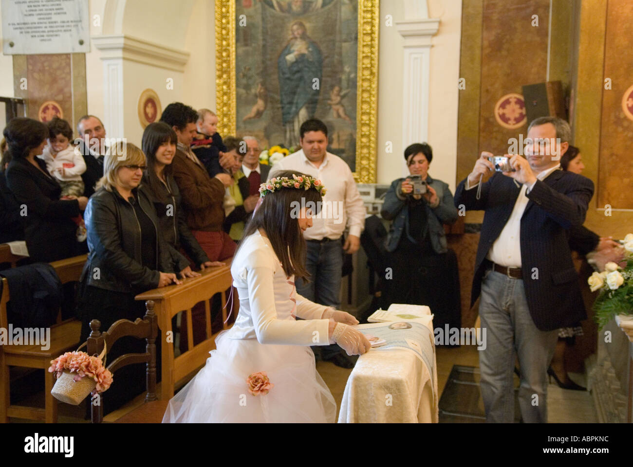 Vestido de confirmación blanco fotografías e imágenes de alta resolución - Alamy Vestido de confirmación blanco fotografías e imágenes de alta resolución - Alamy