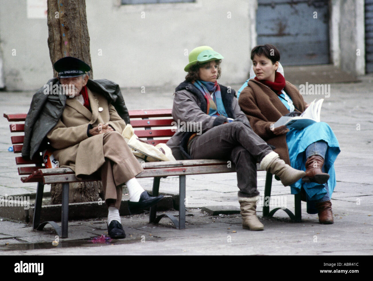 La vida en las calles de Venecia y el estilo italiano en invierno Foto de stock