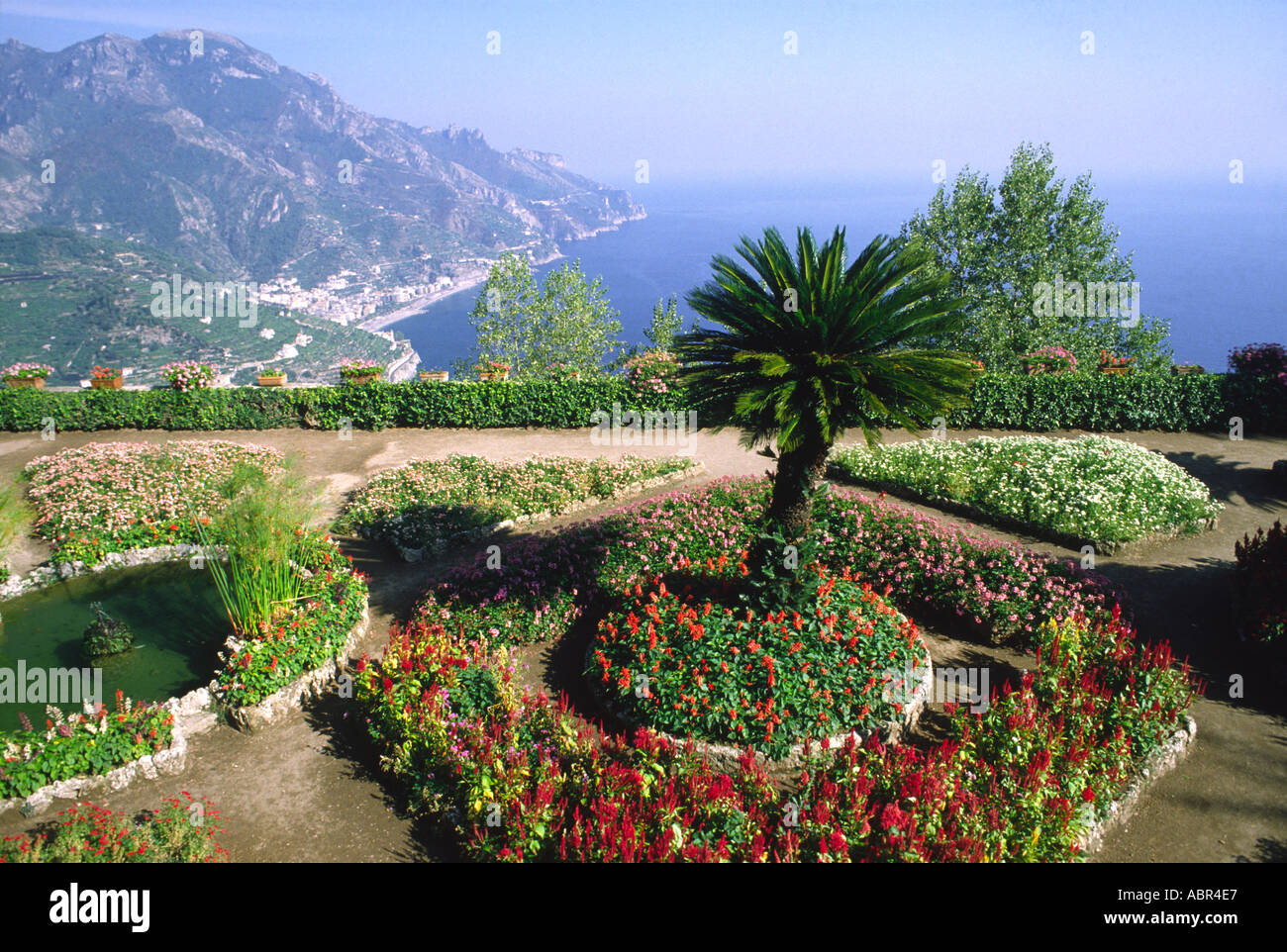 La vista desde Ravello Villa Rufolo, jardines y parques, Italia bay Amalfi costa mediterránea Foto de stock