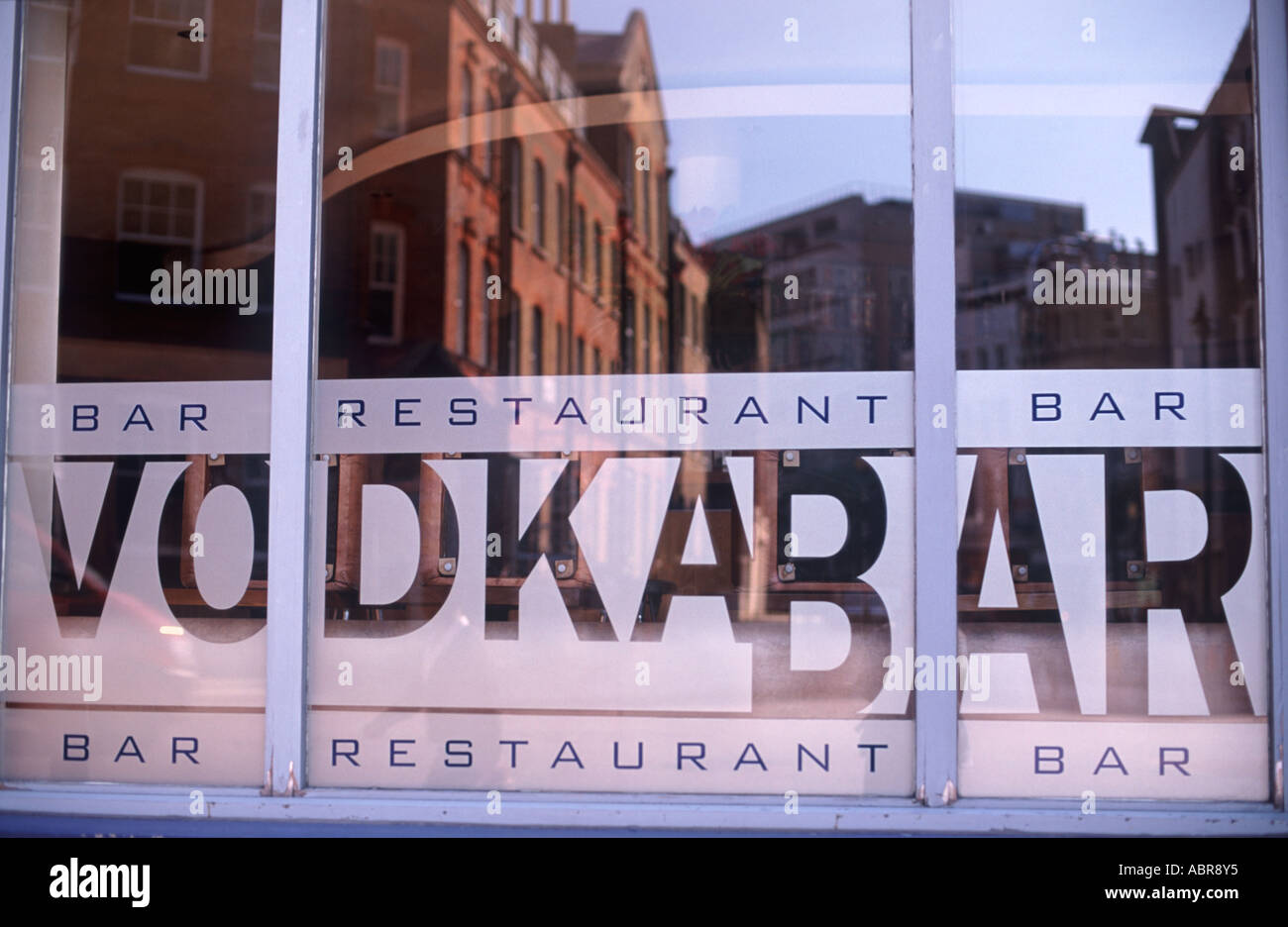 Vodka Bar y Restaurante reflejando la ventana edificios, cuero área Lane, Londres, Inglaterra Foto de stock