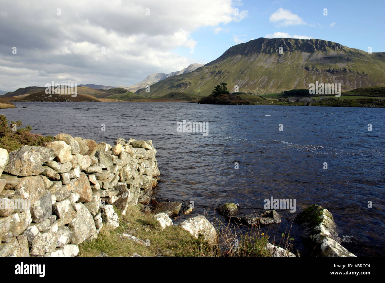 Con Tyrrau Llynnau Gregennan Mawr y Cadair Idris montañas Cambrian Gales Foto de stock