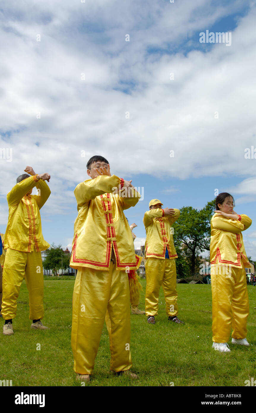 Falun Gong o Falun Dafa práctica de meditación budista de China Fotografía  de stock - Alamy