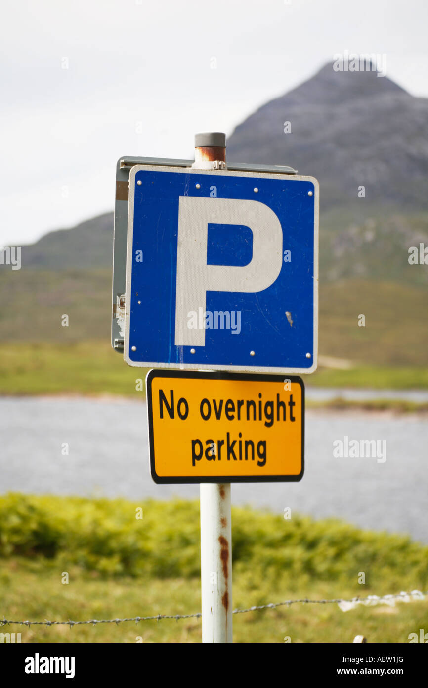 Cartel de estacionamiento estacionamiento nocturno sin advertencia, Assynt, Sutherland, Escocia Foto de stock