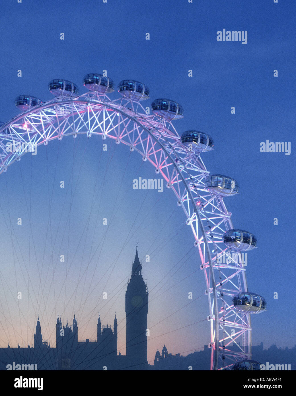 GB - Londres: El London Eye y el Big Ben (Elizabeth Tower) por noche Foto de stock