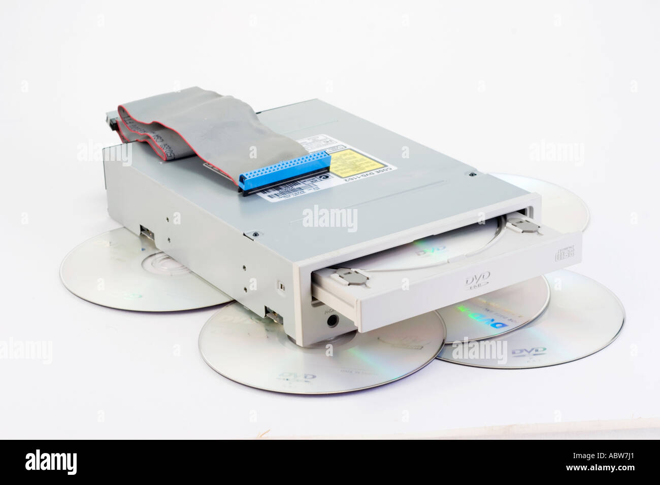 DVD/CD-ROM en la unidad de almacenamiento del equipo con cajón abierto,  cable de datos, cinta y DVD/CD Fotografía de stock - Alamy