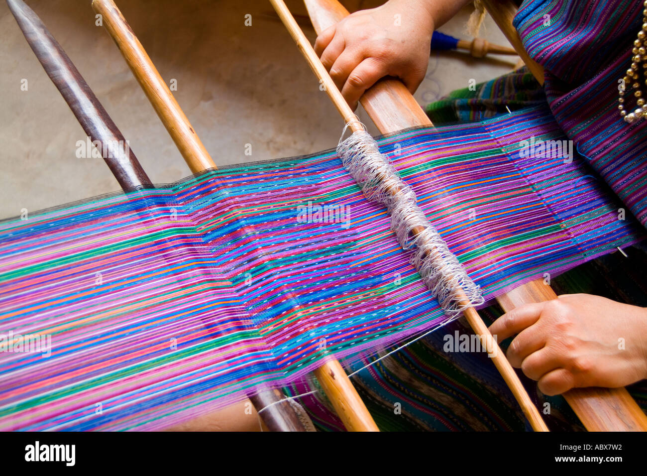Transparentemente Pinchazo Hermana Telar tejiendo closeup de arte tejidos a mano en coloridos vestidos en San  Antonio en remoto Lago Atitlán en Guatemala Fotografía de stock - Alamy
