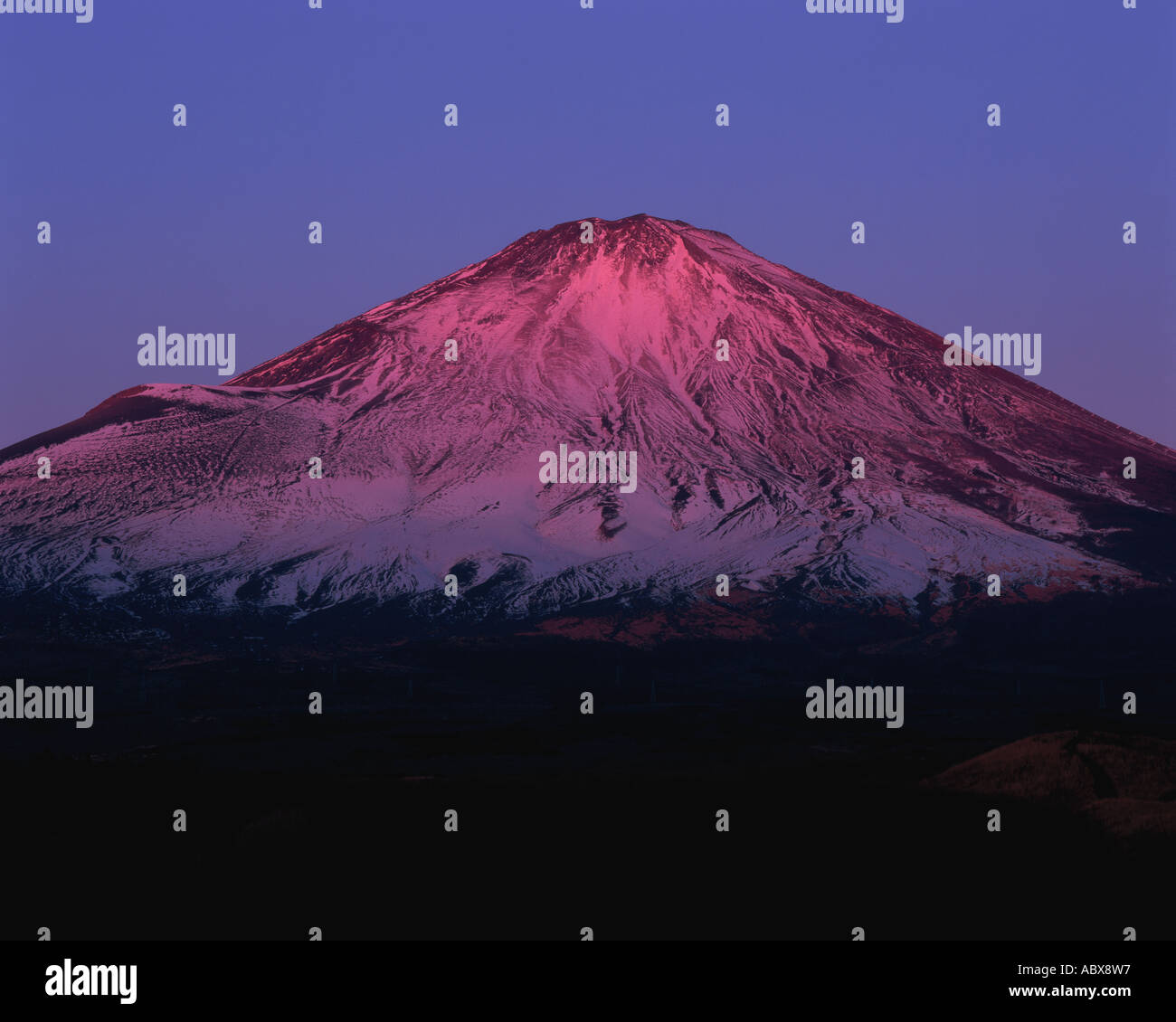 El Monte Fuji cubierto de nieve Foto de stock