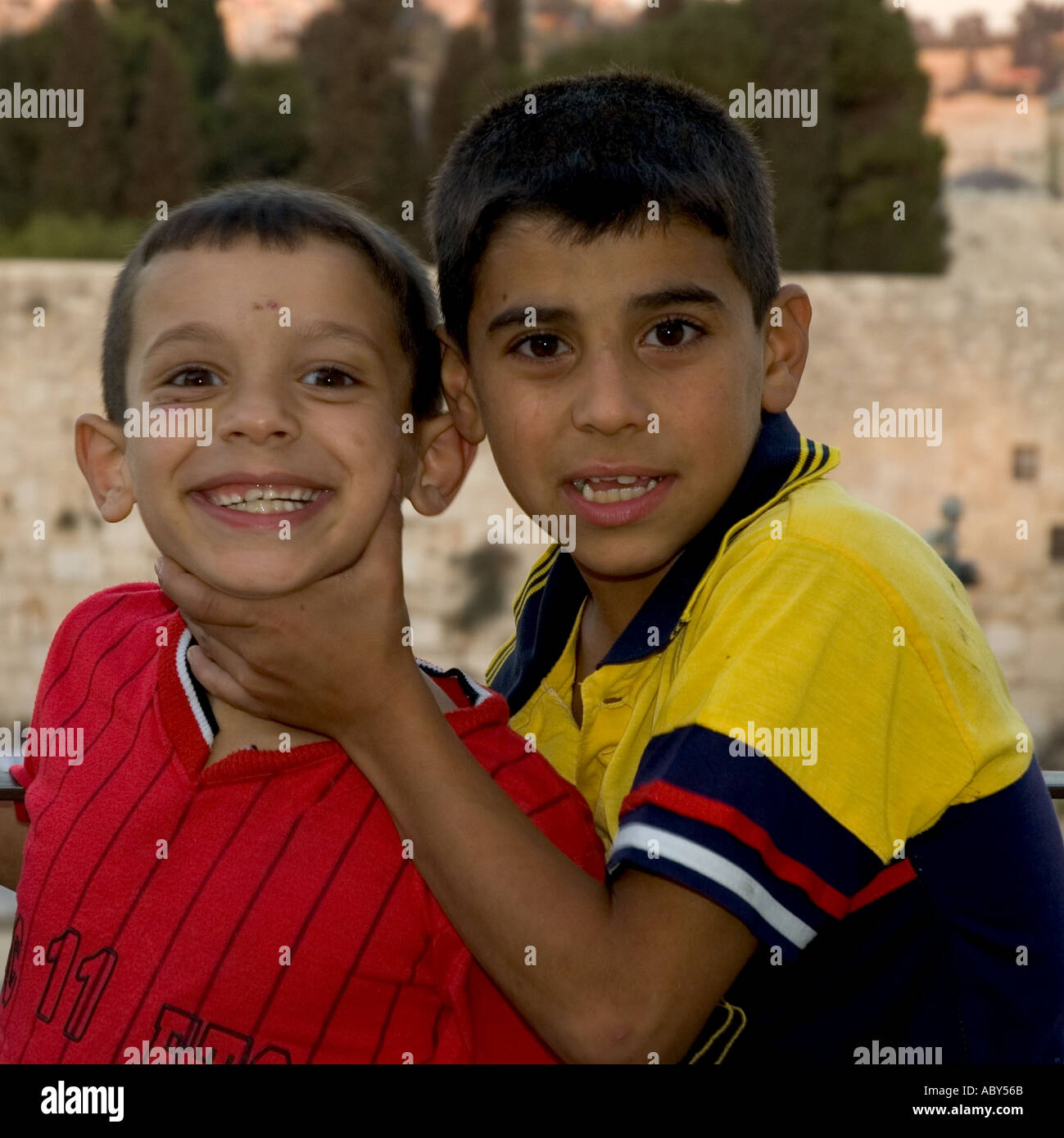 Israel Jerusalén Ciudad Vieja retrato de dos niños palestinos la mayor celebración al más joven de la garganta Foto de stock