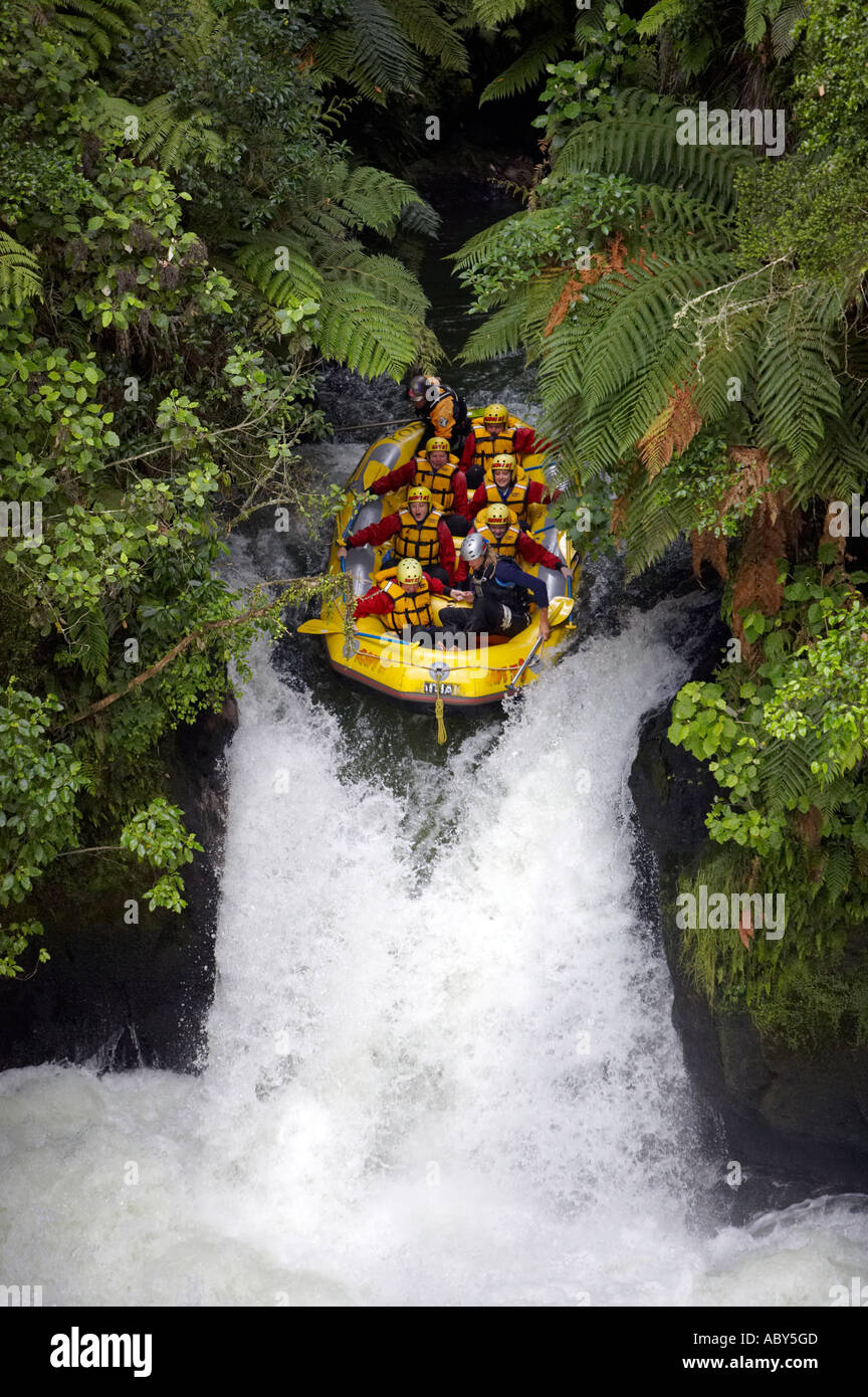 Rafting el 7 metros Tutex cae en el río Kaituna Rotorua en Nueva Zelanda Foto de stock