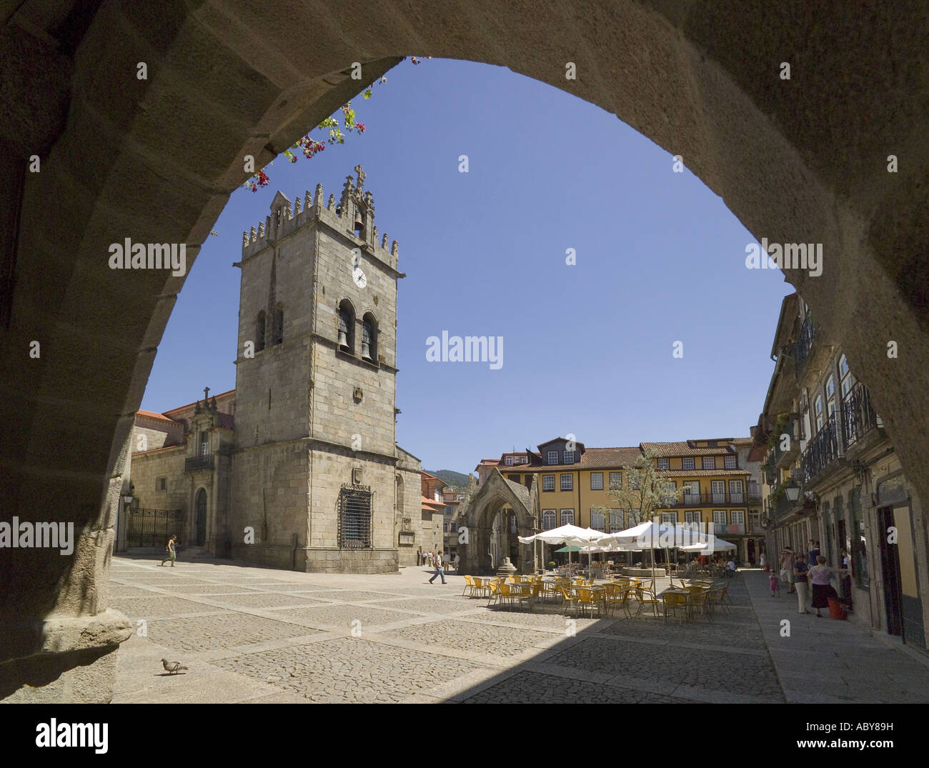 Portugal, el distrito de Minho, Guimaraes, Nossa Senhora da Oliveira, iglesia y plaza Foto de stock