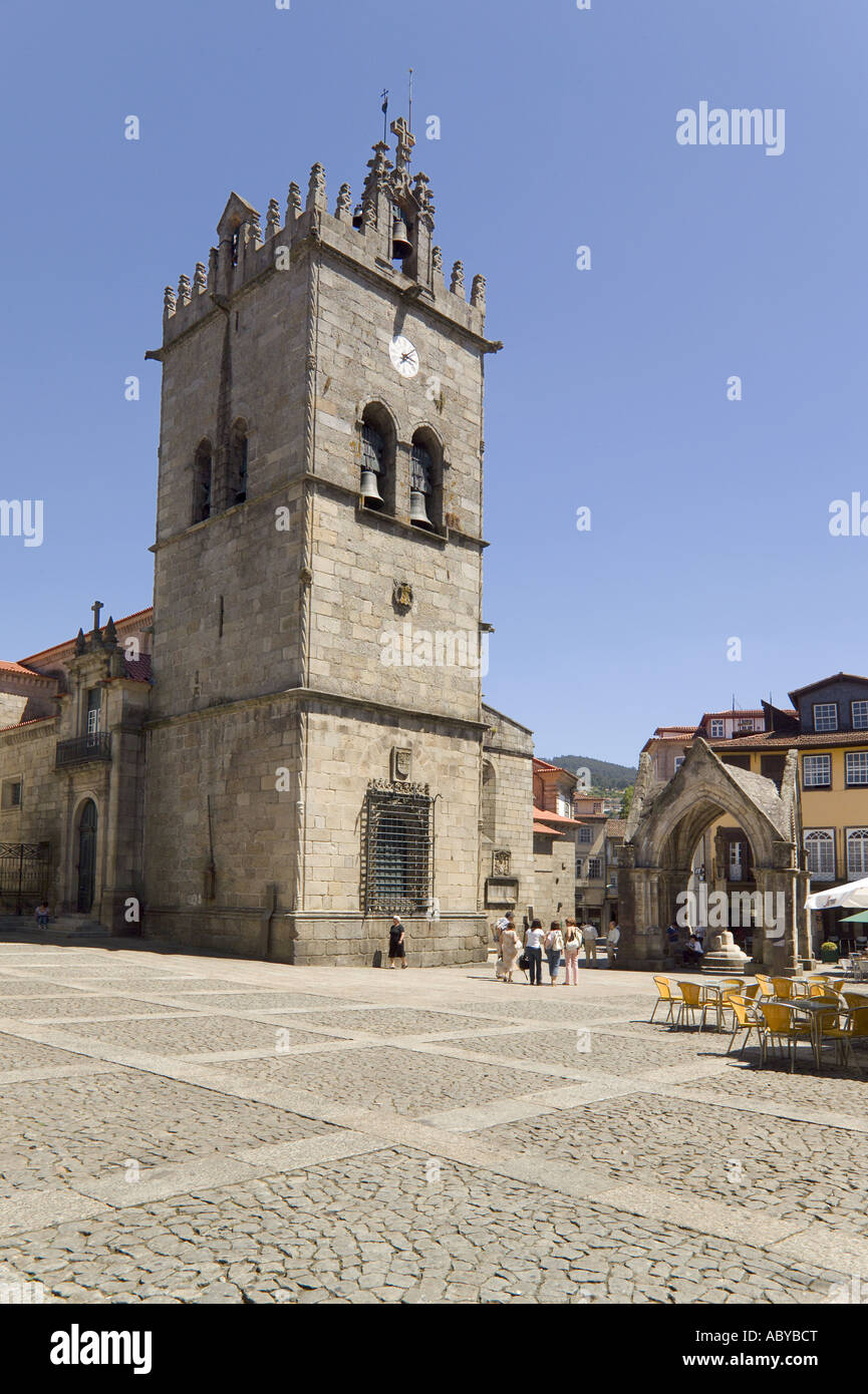 Portugal, el distrito de Minho, Guimaraes; la iglesia de Nossa Senhora da Oliveira Foto de stock