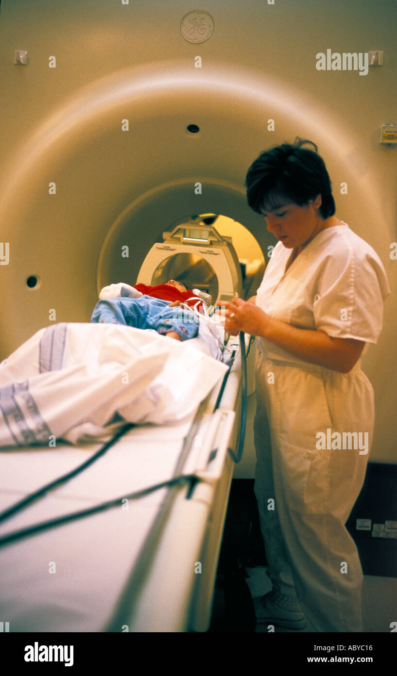 Técnico en radiología Resonancia Magnética MRI prepara la máquina para ser  utilizado para analizar y diagnosticar una niña de cuatro años de edad  Fotografía de stock - Alamy