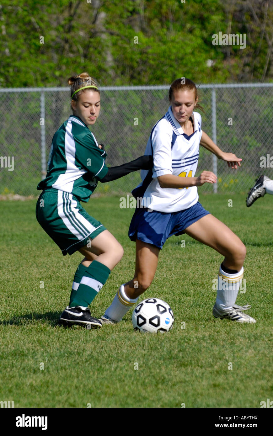 High School teen mujeres jugando fútbol Foto de stock