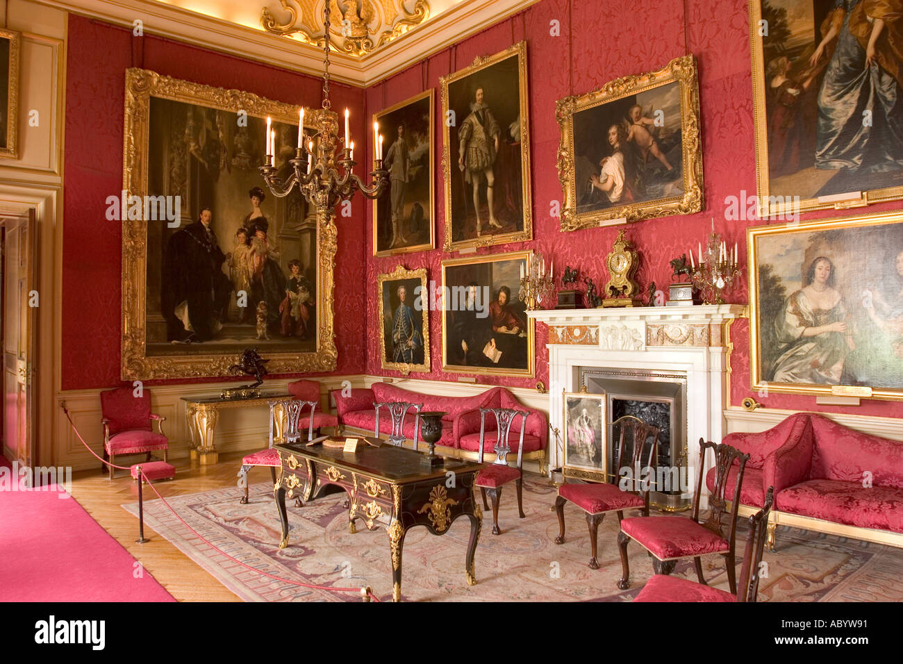 Reino Unido, Inglaterra Oxfordshire Woodstock Palacio Blenheim interior Salón Rojo con Sargents retrato de 9º Duque Foto de stock