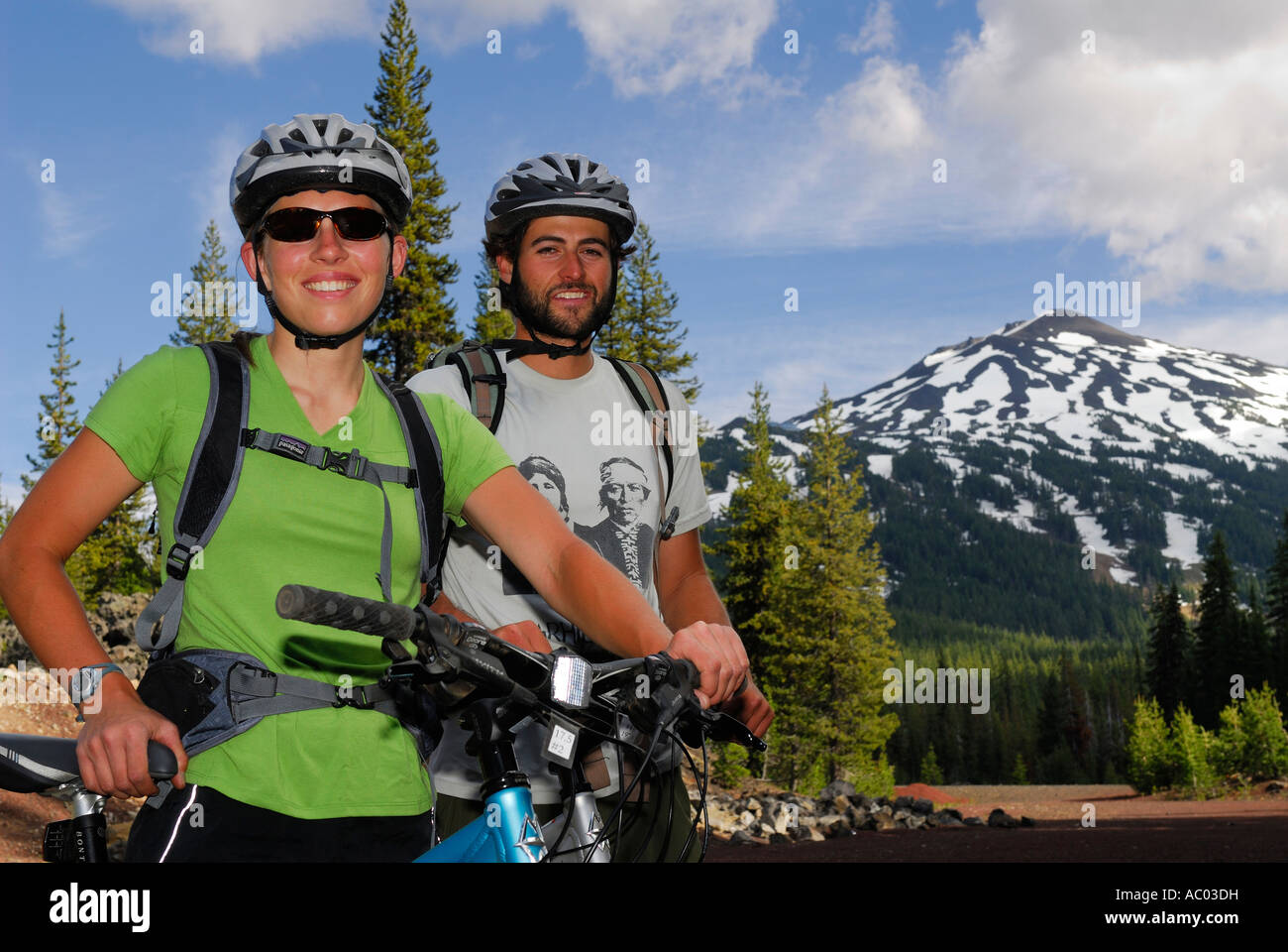 Sonriendo ciclistas de montaña cerca del nevado Mount Bachelor Oregón EE.UU. Foto de stock