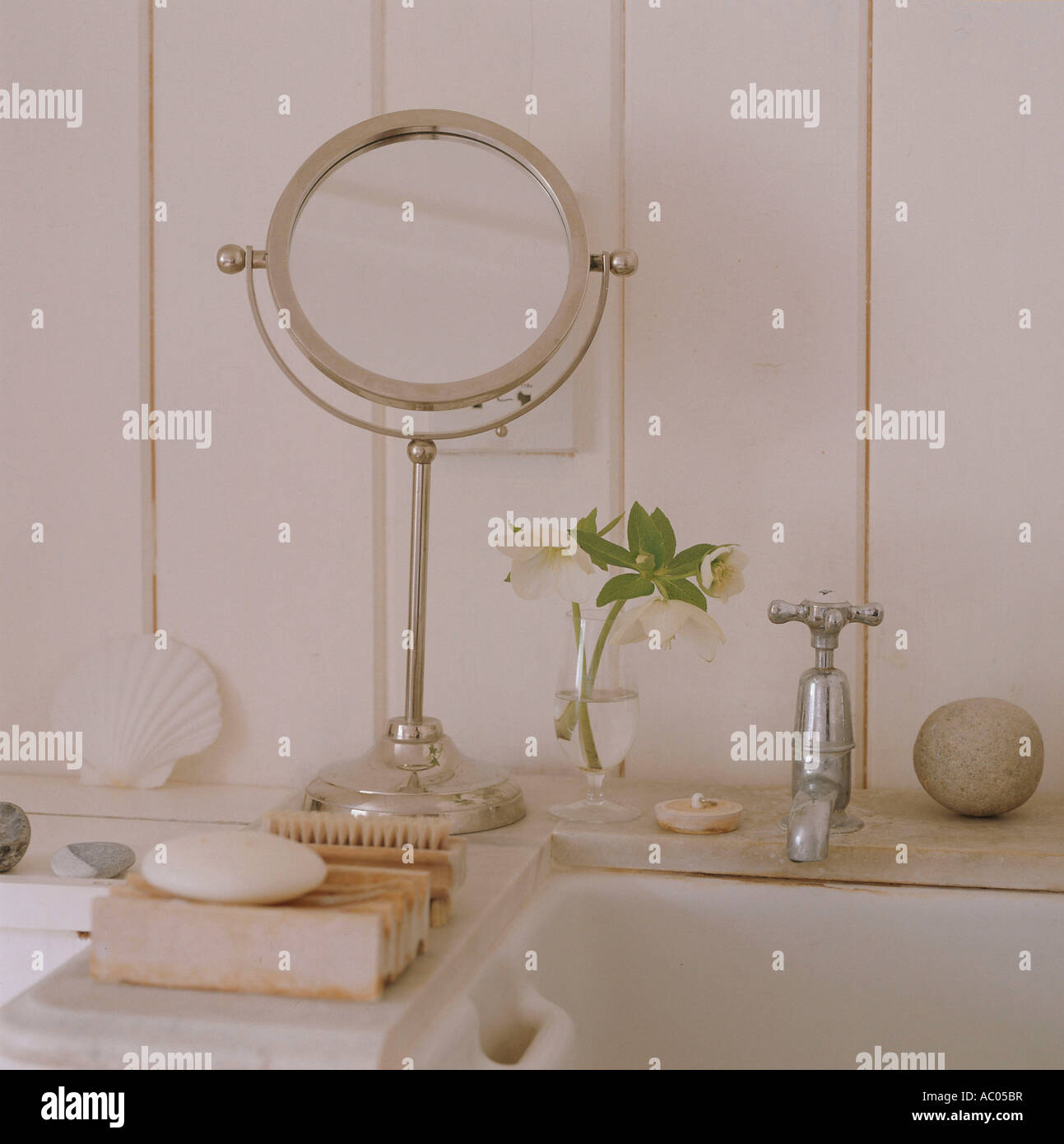 codo Jadeo Fuente magnifying mirror'' fotografías e imágenes de alta resolución - Alamy