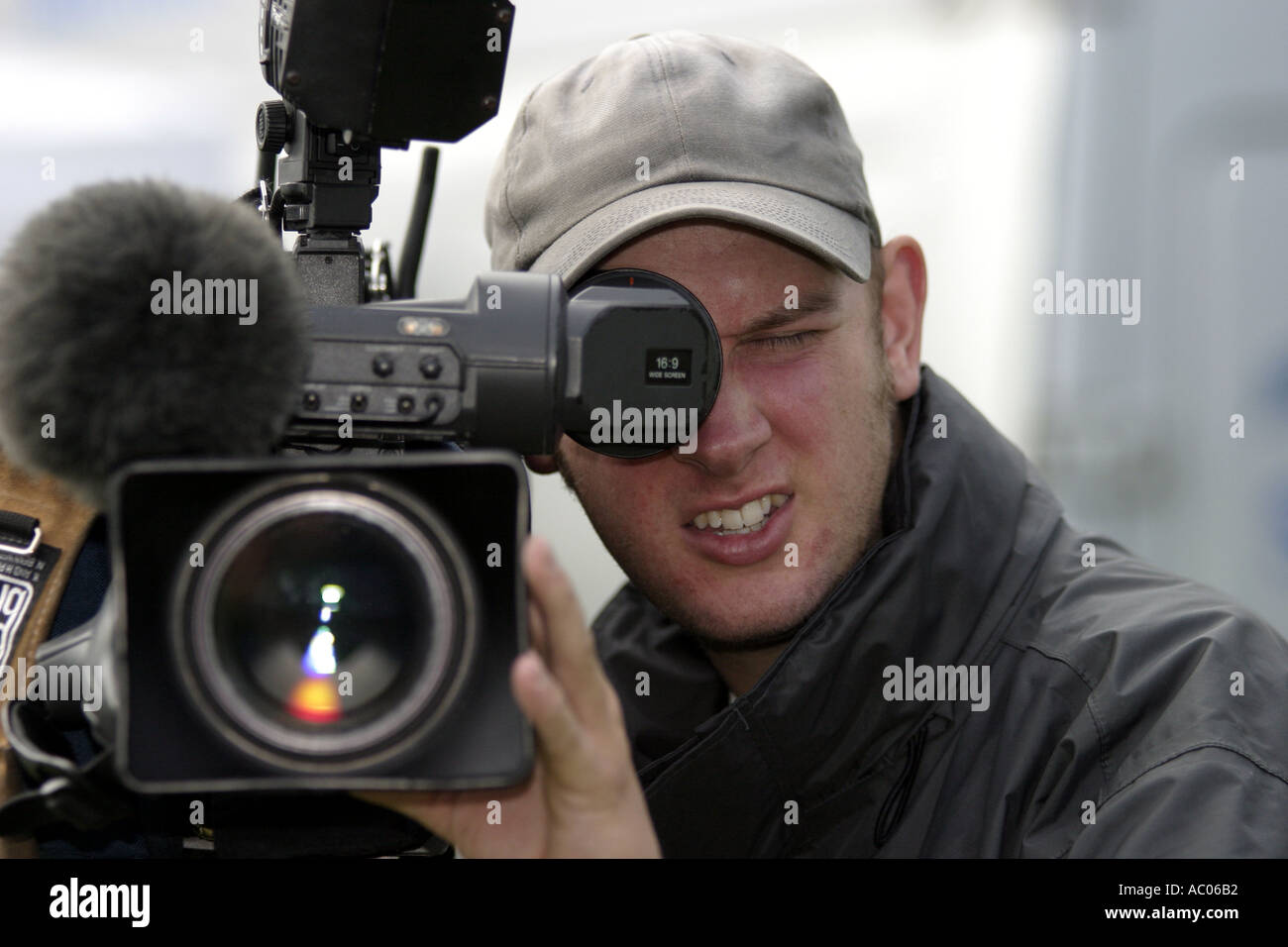Un camarógrafo en el trabajo mirando a través del visor Foto de stock
