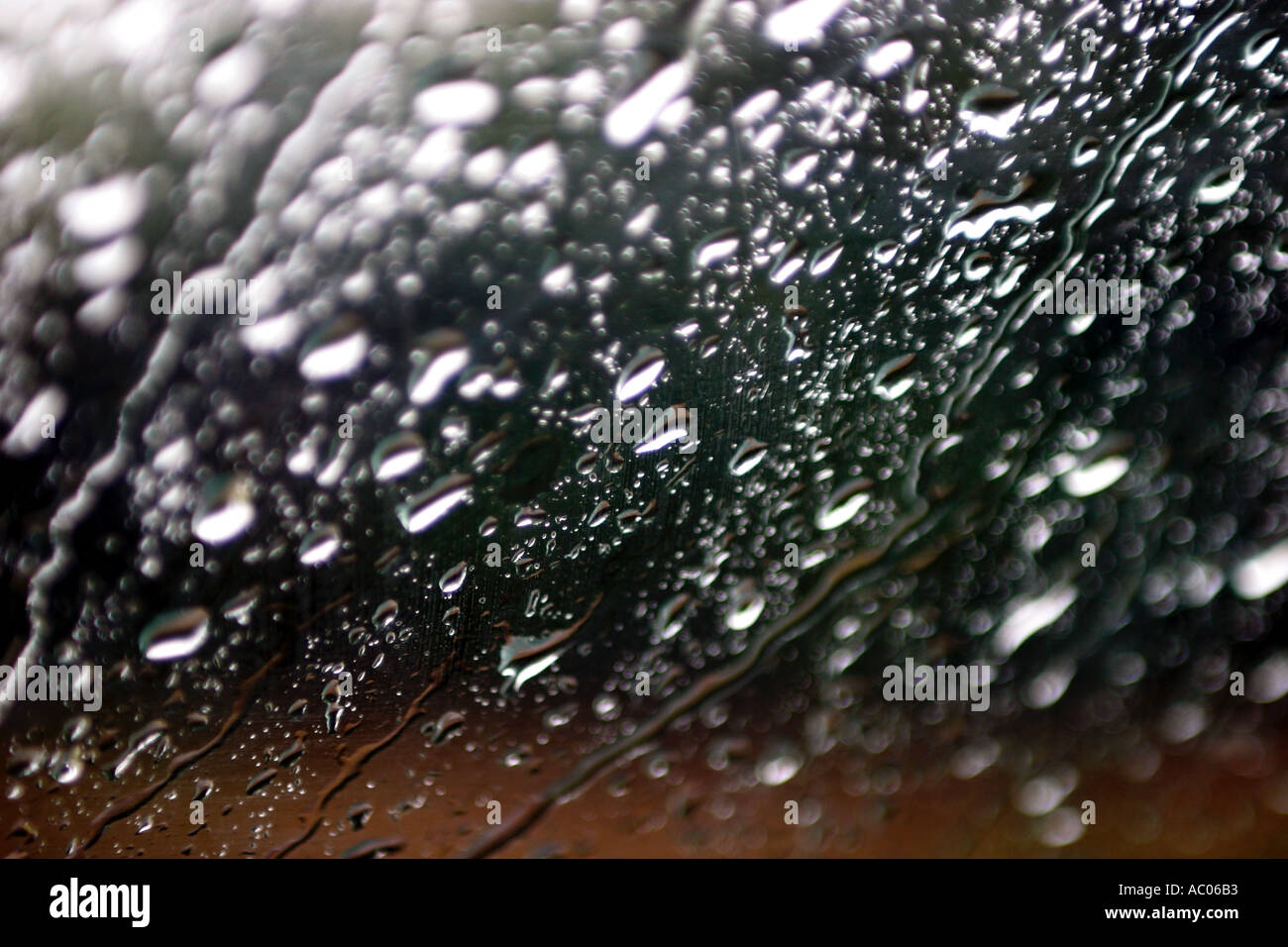 Una lluvia de una ventana England Reino Unido Foto de stock
