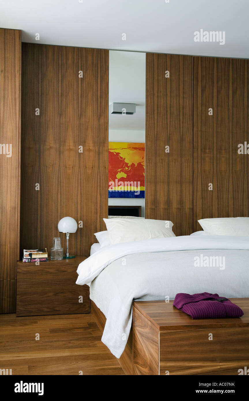 Modernista dormitorio con paneles de madera de nogal con piso diseñado por Amodio Pasquale Foto de stock