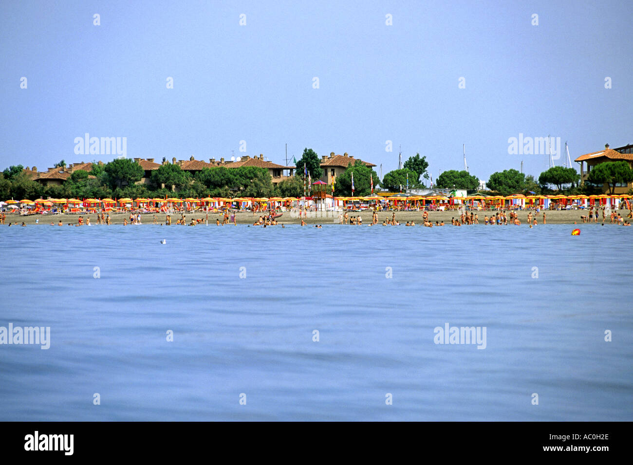 Sombrillas en la playa, en la localidad de grado, en la región de Friuli, Italia. Foto de stock