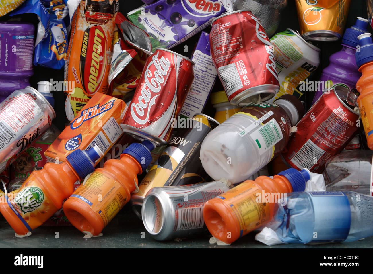 Latas y Botellas de plástico para el reciclaje Fotografía de stock Alamy