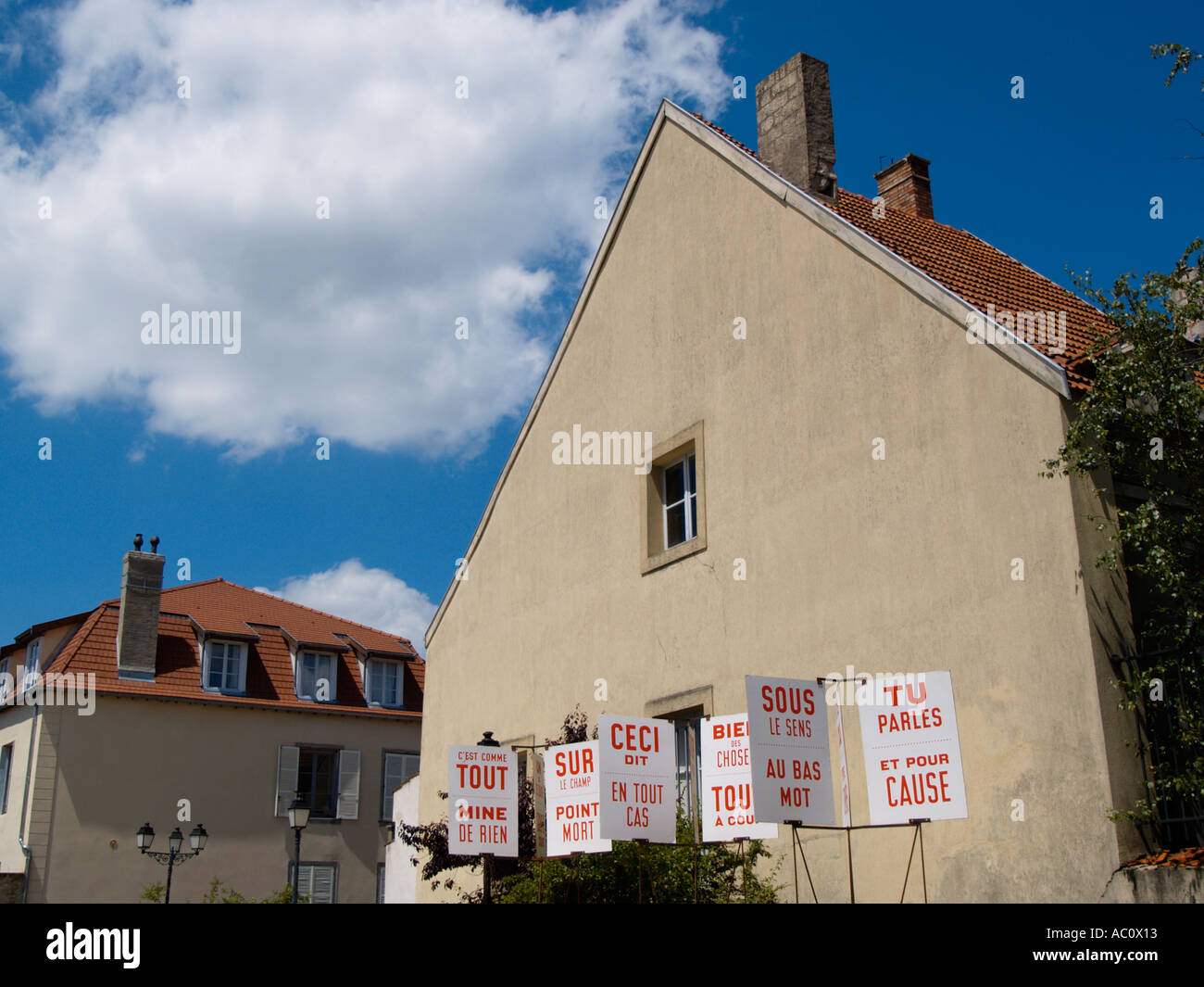 Palabra conceptual el arte ambiental en la ciudad francesa de Chaumont, Haute Marne región Foto de stock