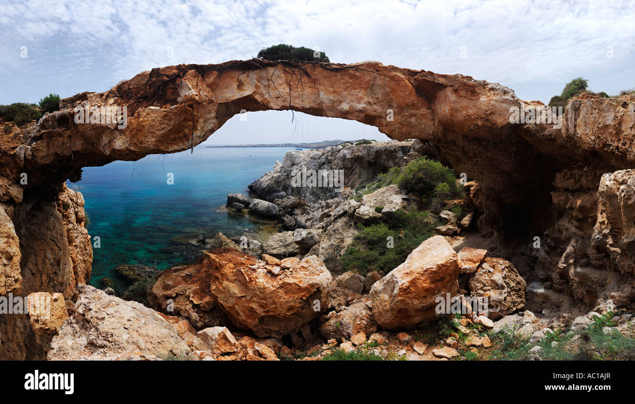 Kamara Tou Koraka Puente Natural Cape Gkreko Chipre panorama Foto de stock