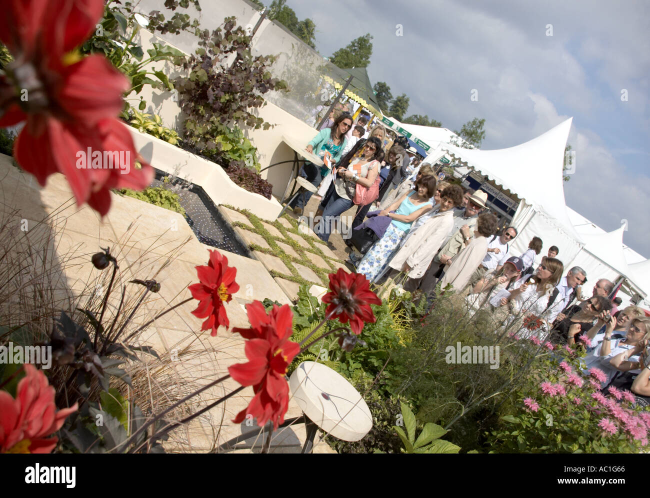Los espectadores ver un jardín en competición en el Hampton Court Flower Show 2005 Foto de stock