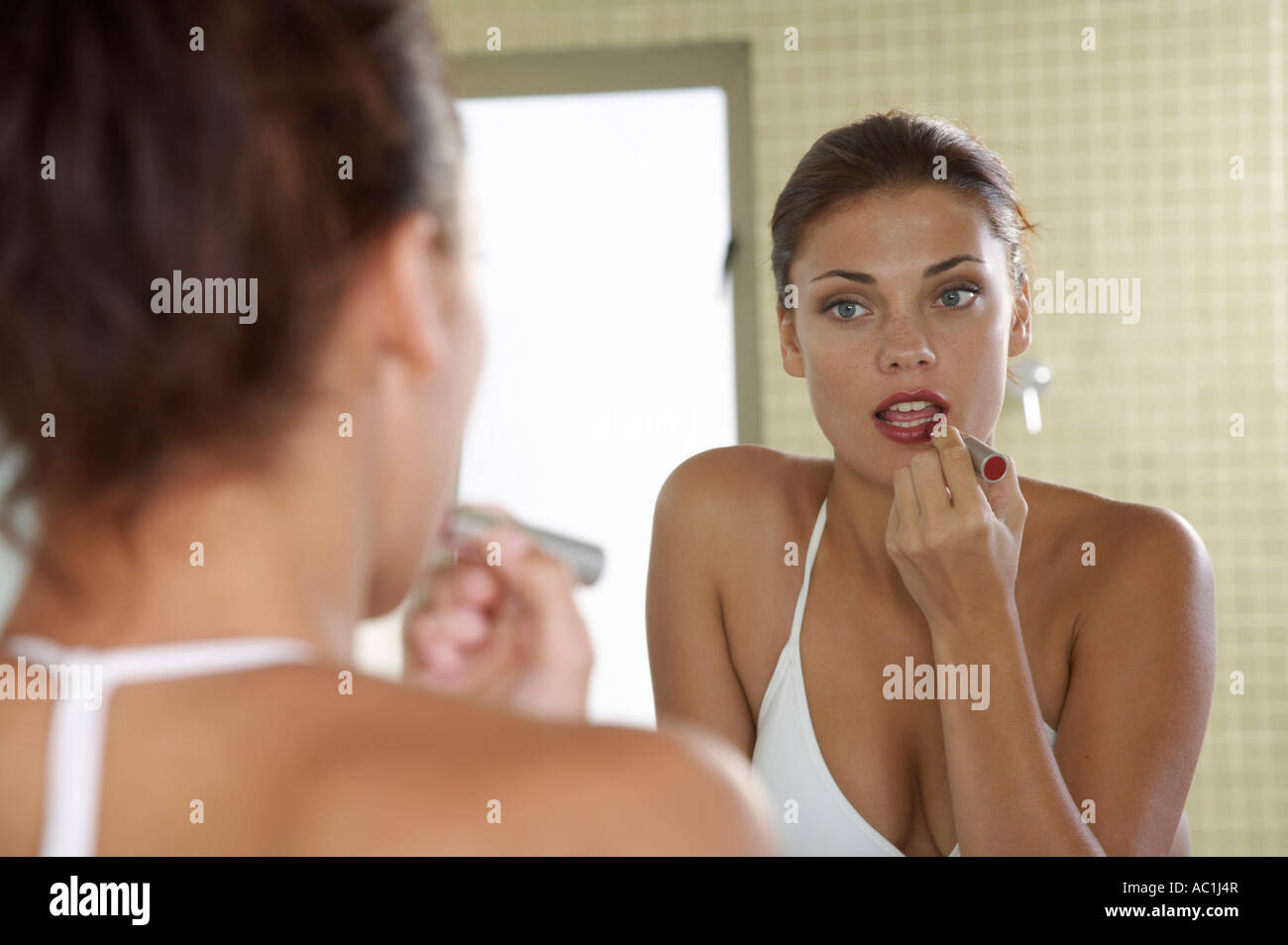 Mujer joven aplicar lip-stick Foto de stock