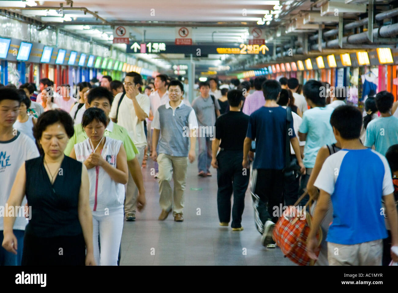 Concurrida zona comercial peatonal en la estación de metro de Shanghai Shanghai China Foto de stock