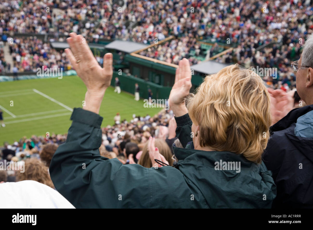 Los espectadores palmas juego de apertura (Federer Gabashvili) en el centro de la Cancha de tenis de Wimbledon Campeonato UK Foto de stock