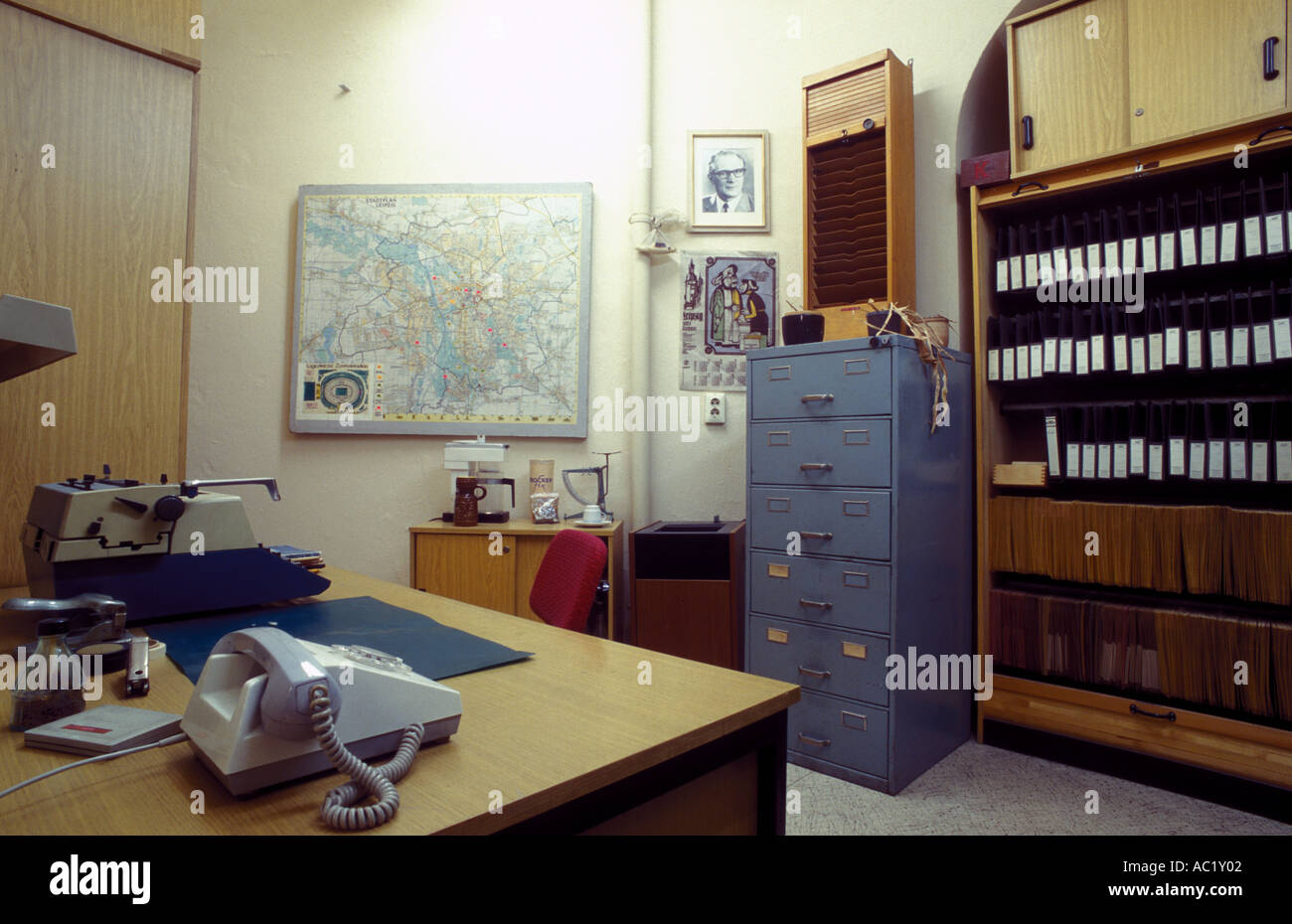 La oficina de un empleado de la Stasi en el museo Runden Ecke Leipzig Sajonia Alemania Foto de stock