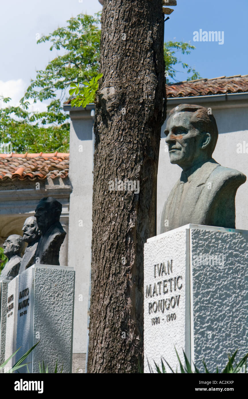 Kastav cerca de Rijeka, en Croacia, Ivan Matetic Ronjgov compositor estatua en primer plano Foto de stock