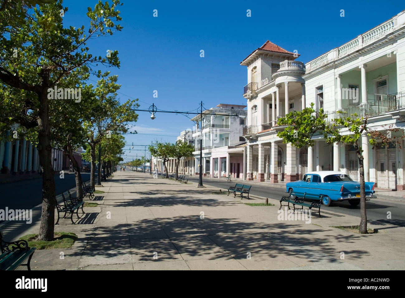Antiguos edificios coloniales y un coche clásico americano en el Prado de Cienfuegos, Cuba. Foto de stock