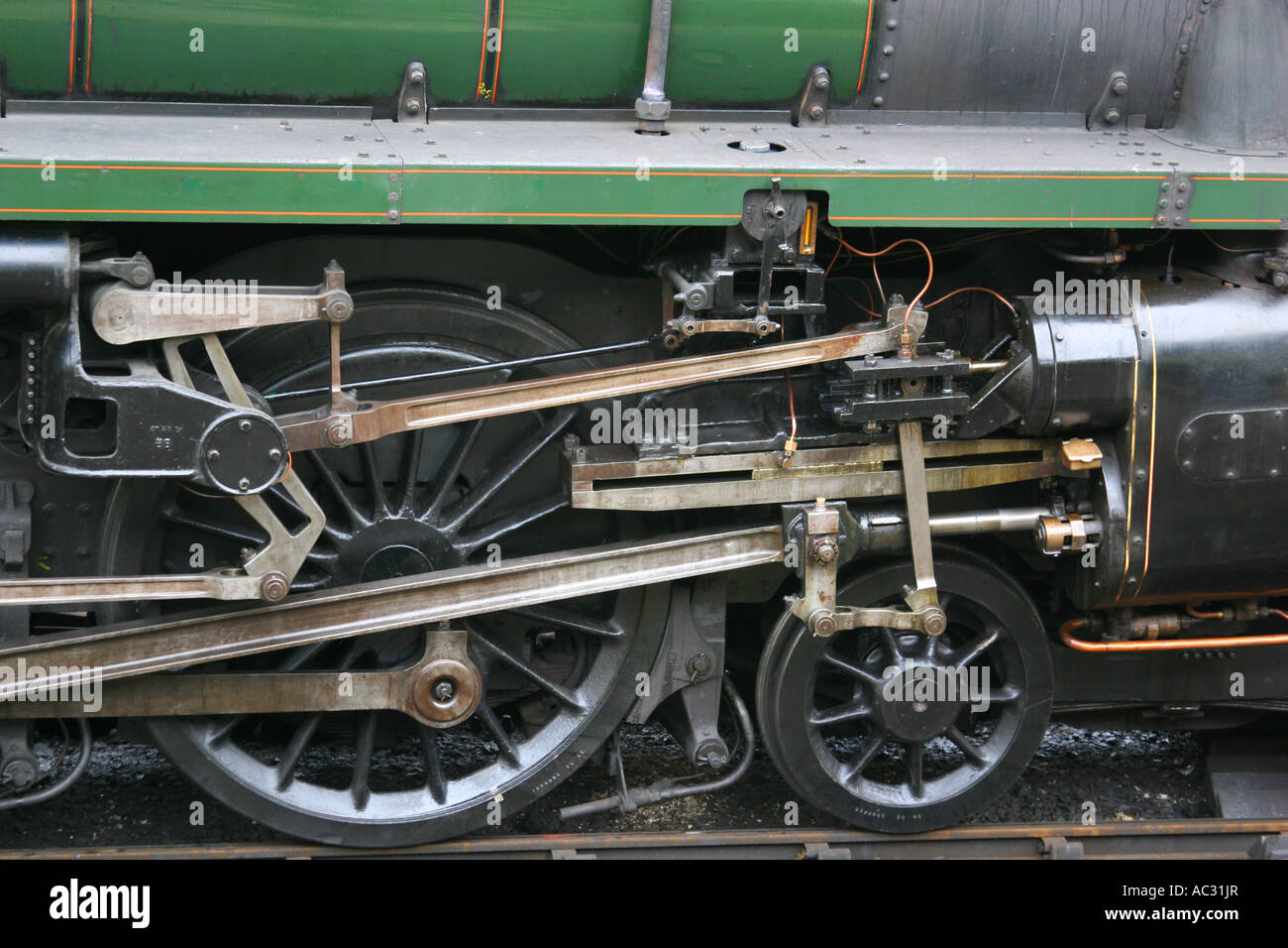 Engranaje de accionamiento y bielas en una locomotora de vapor mainline reacondicionados. Foto de stock