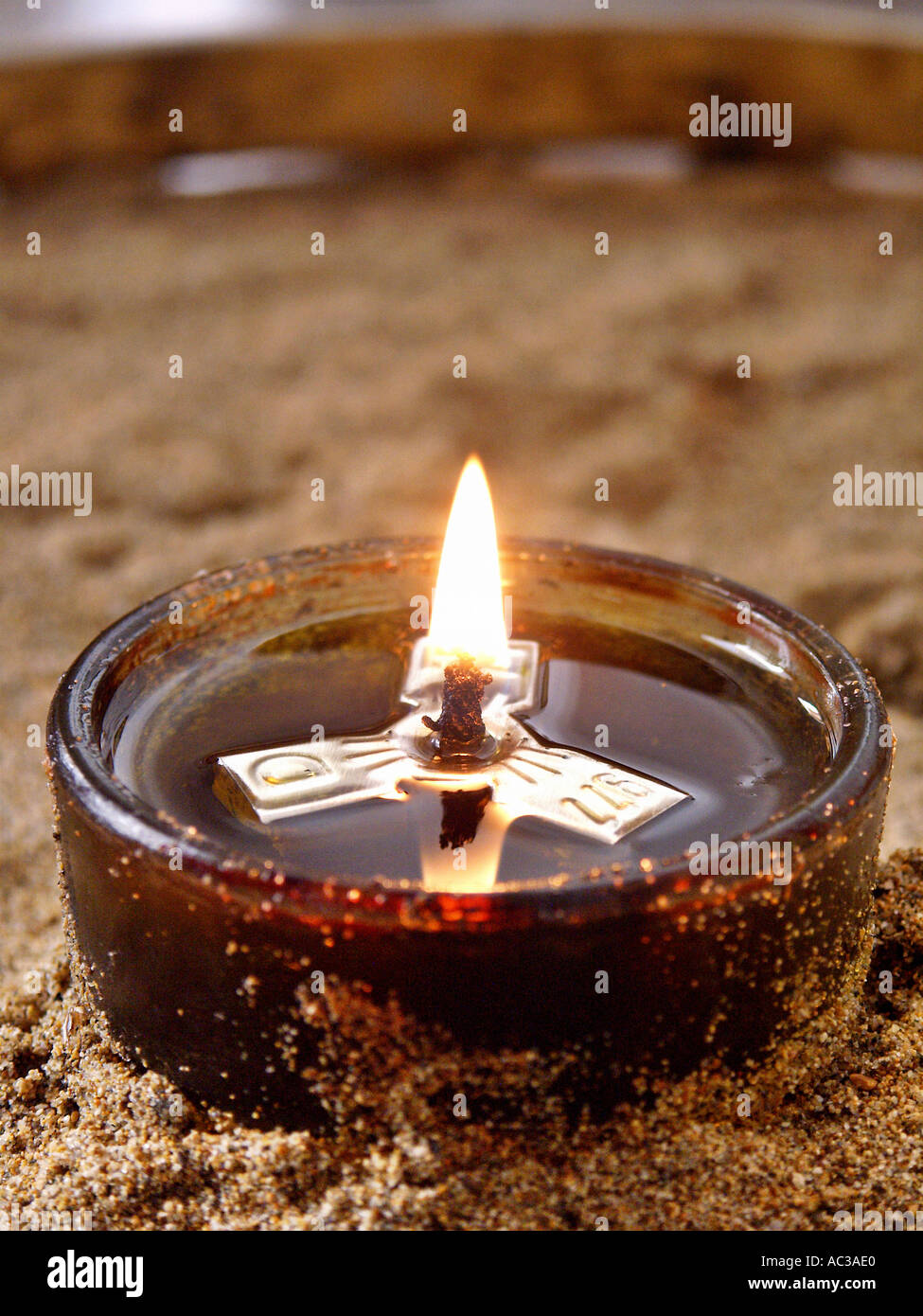 Recipiente con aceite y velas flotantes sobre arena antigua iglesia Krete  isla de Creta Grecia Fotografía de stock - Alamy