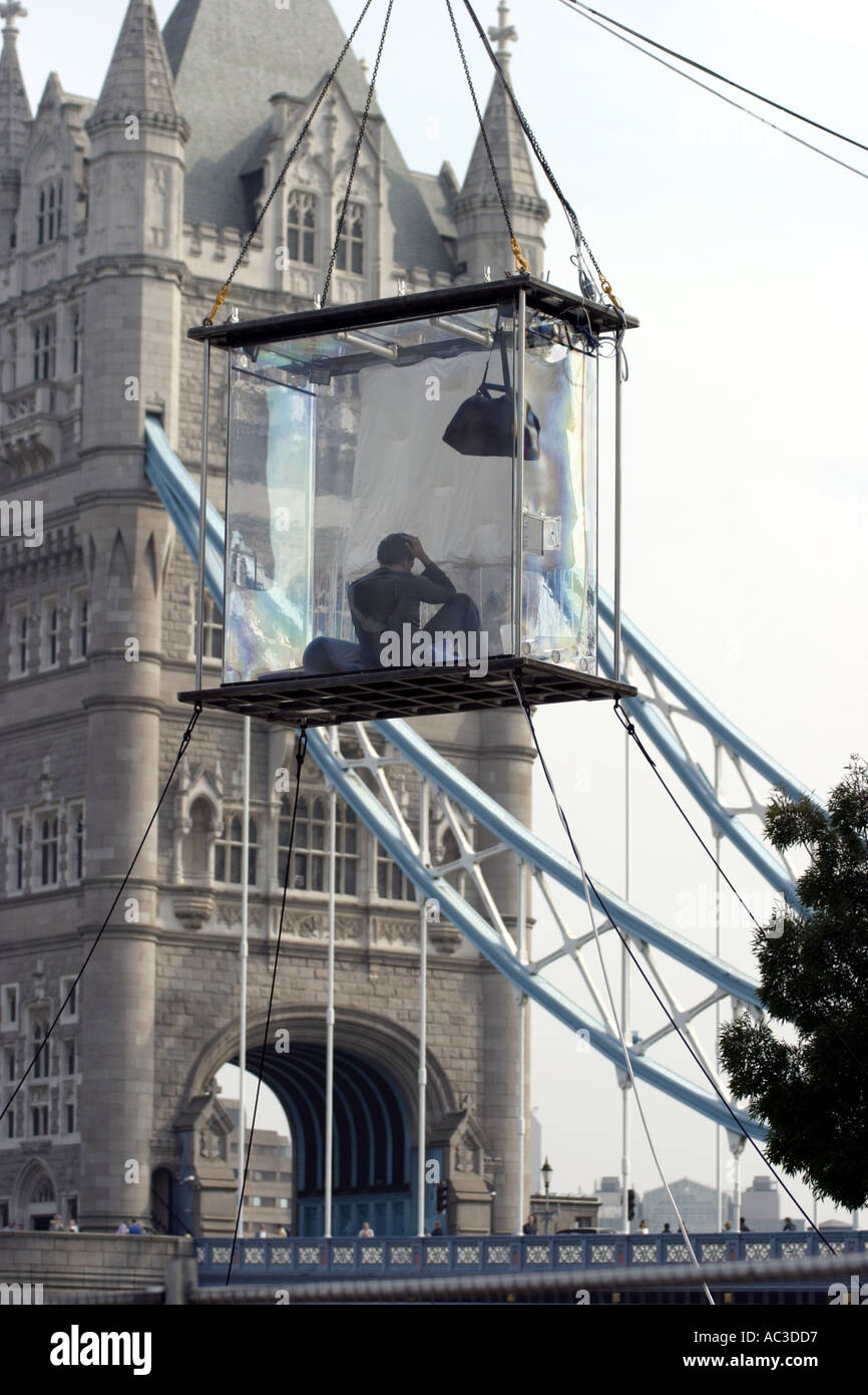 David Blaine en un cuadro de perspex ningún modelo de liberación Foto de stock