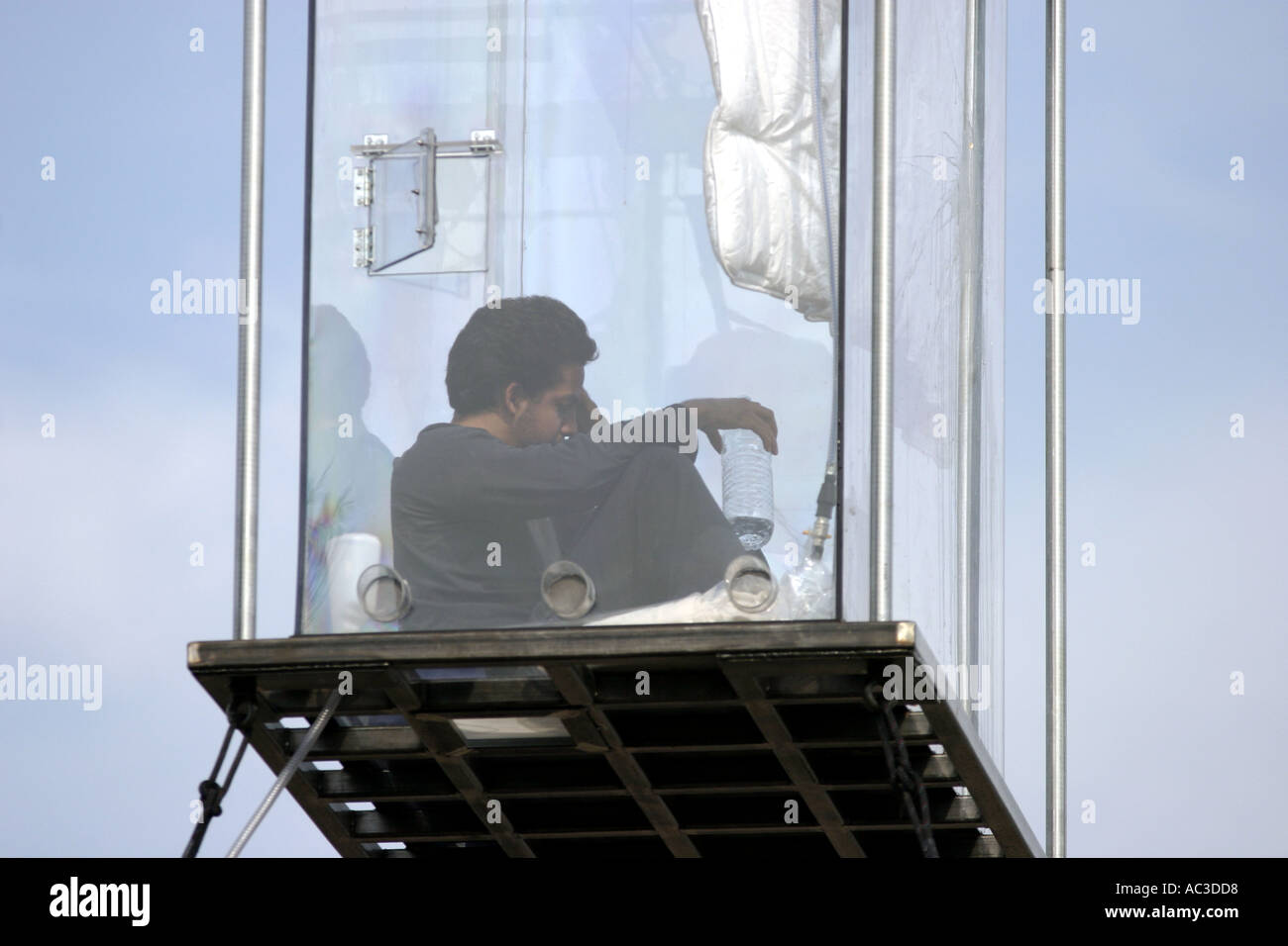 David Blaine en un cuadro de perspex ningún modelo de liberación Foto de stock