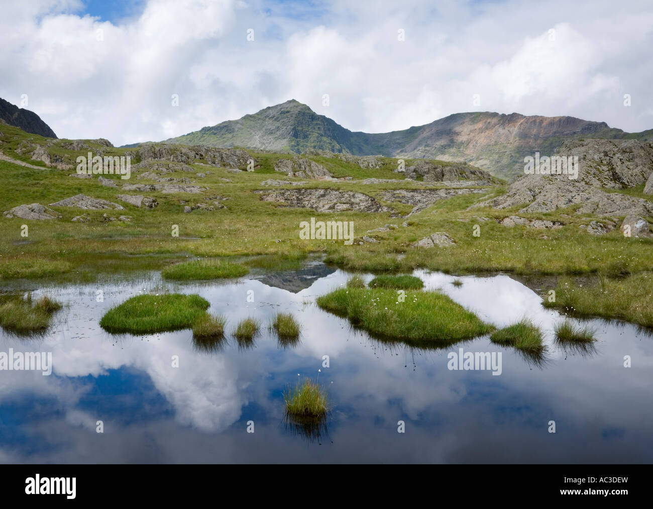 Monte Snowdon reflejado en Tarn, el Parque Nacional de Snowdonia Gales Foto de stock