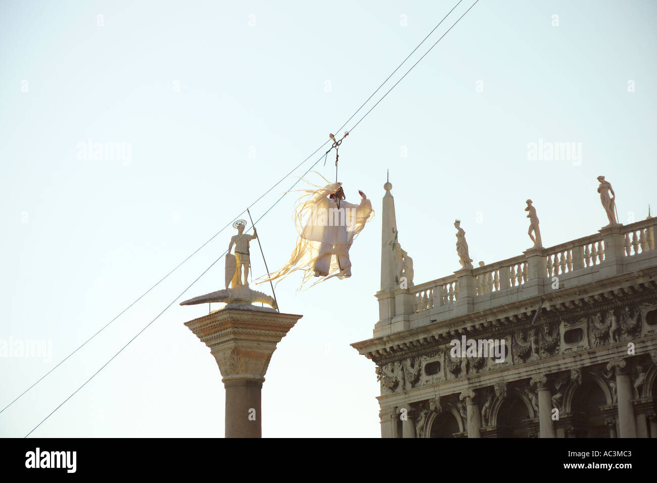 Italia, Venecia la plaza San Marcos, el Campanile tradicional vuelo del ángel Il Volo dell'Angelo celebrity Carolina Marconi Foto de stock