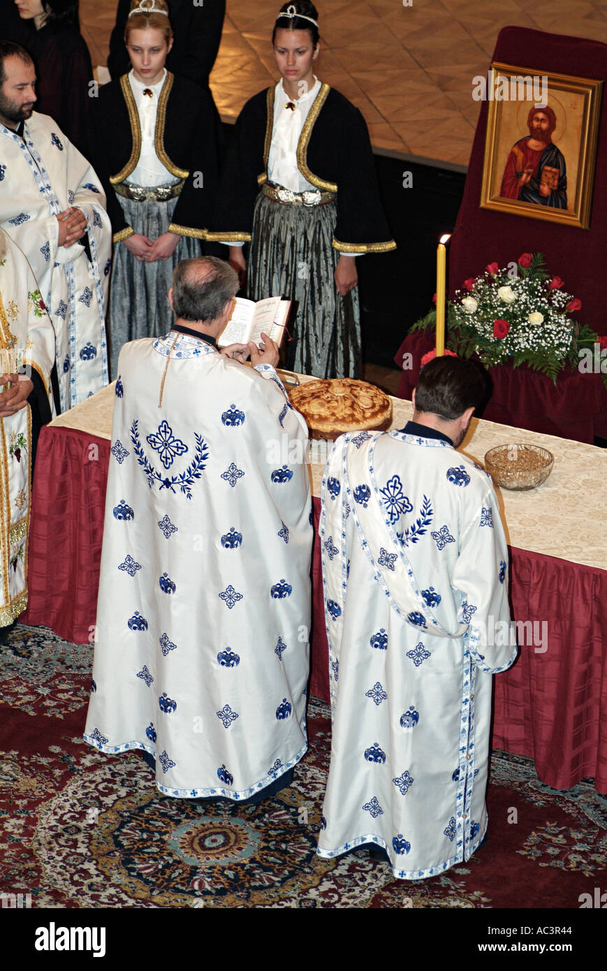 Sacerdote ortodoxo lectura durante un servicio de comunión en Saint Spasoje día o Spasovdan, Banja Luka, Bosnia y Herzegovina. Foto de stock