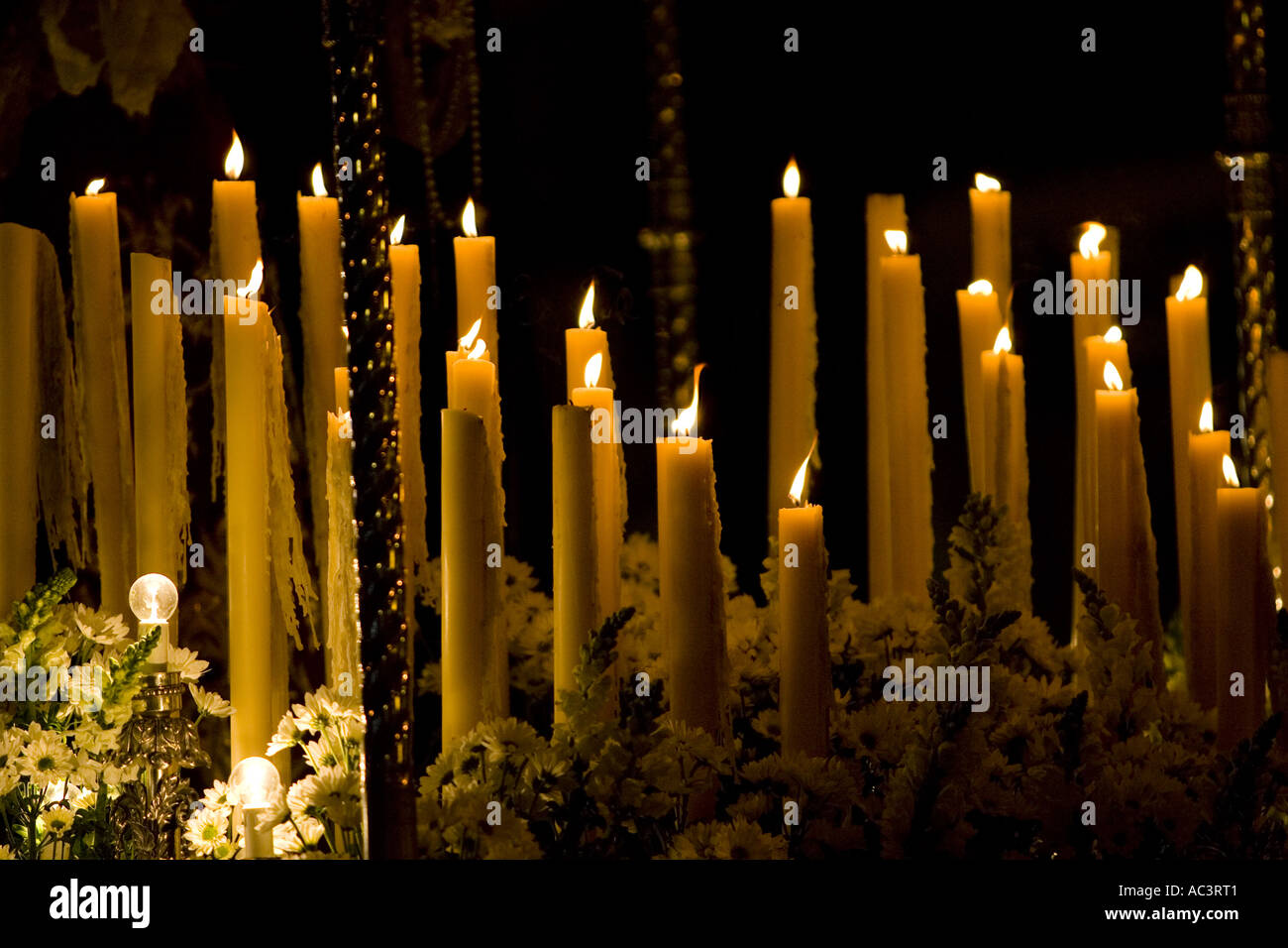 Las velas iluminan una flotación religiosa durante la noche, la Gran Vía,  Bilbao, País Vasco (País Vasco), España, Europa Fotografía de stock - Alamy