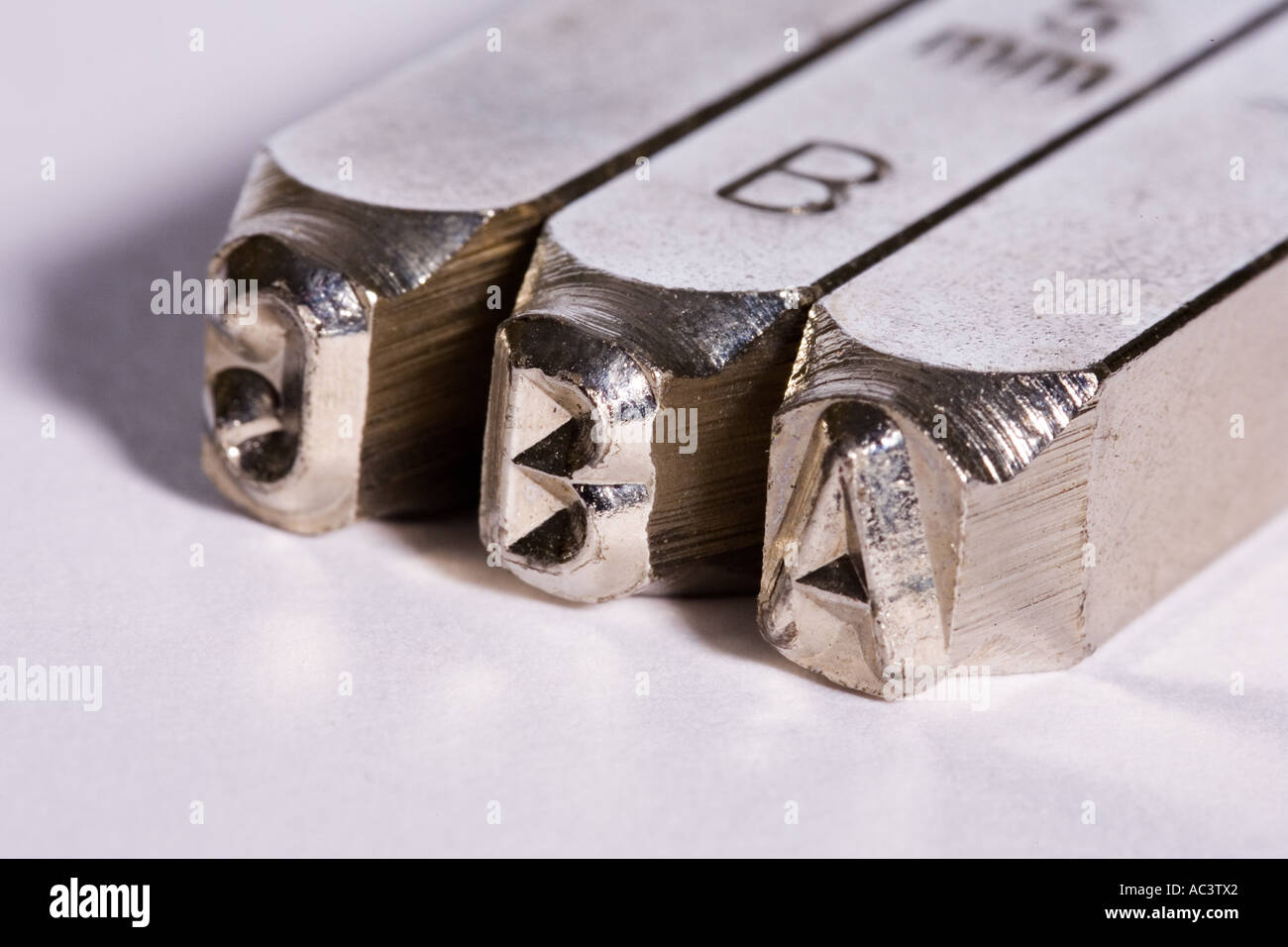 Punzones de acero endurecido para marcar letras en objetos de metal  Fotografía de stock - Alamy
